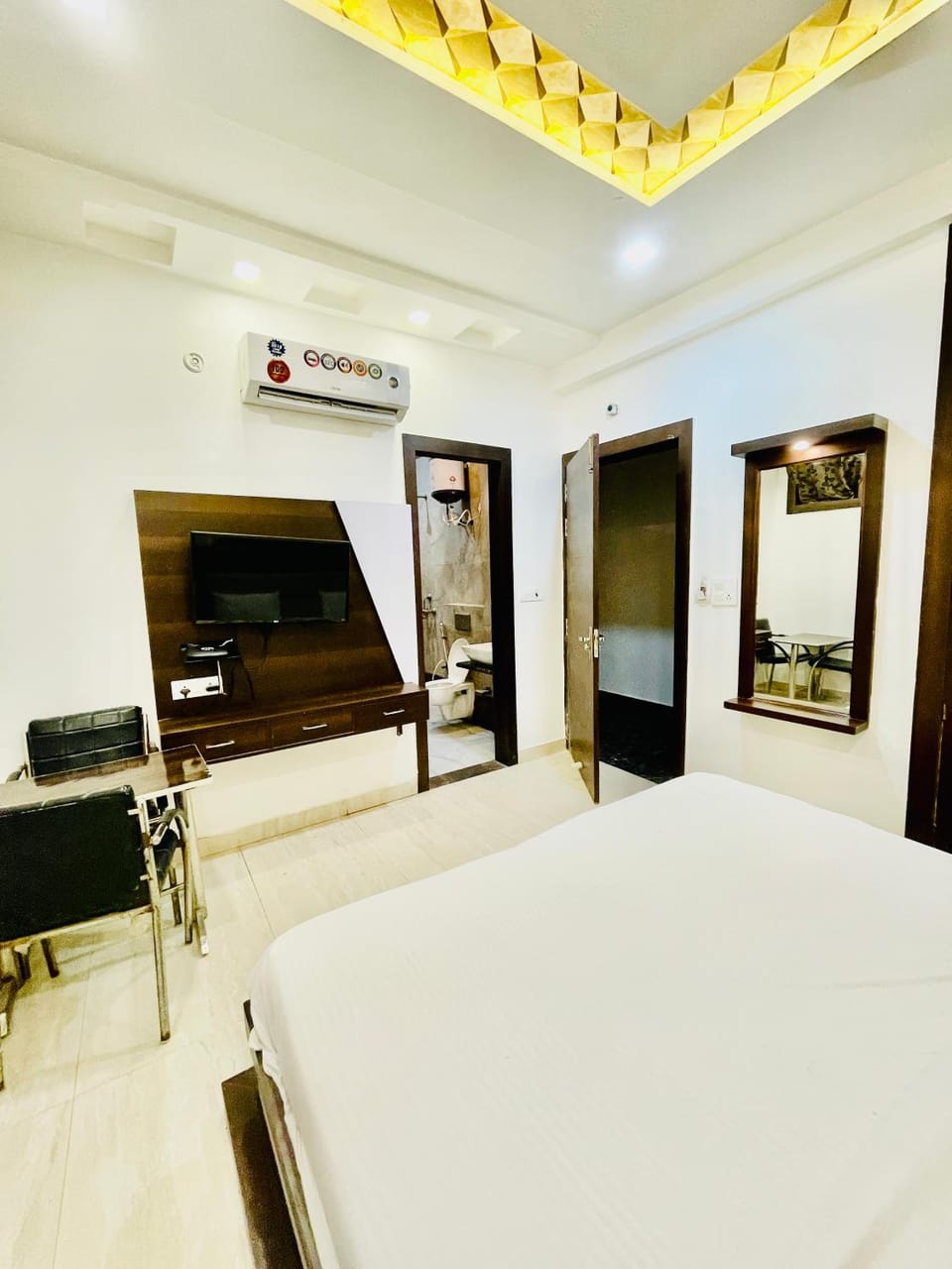 Hotel Backpacker Rooms -5 min to TAJ MAHAL #Parking #Ac #Wifi #Pick and Drop Bed and Breakfast in Agra