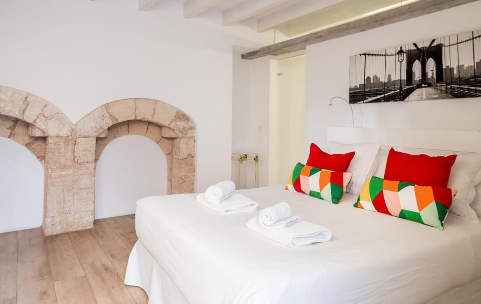 Bed, Photo of the whole room, Bedroom, towels