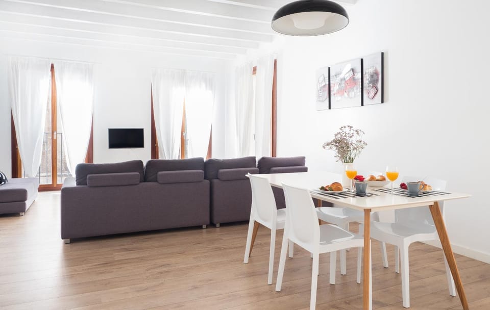 TV and multimedia, Living room, Seating area, Dining area