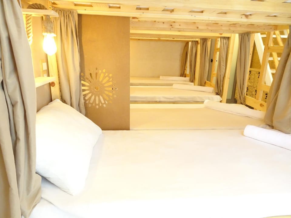 Bed, towels
