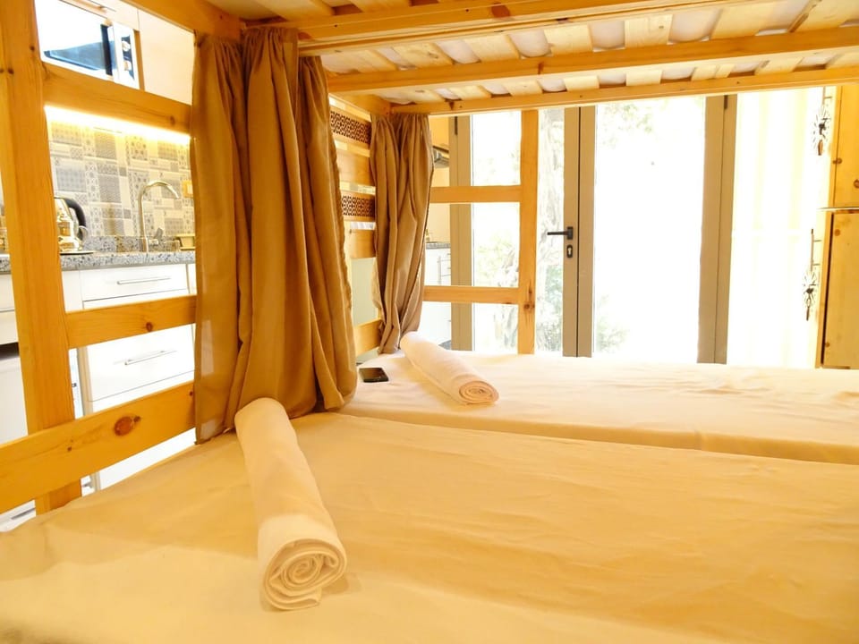 Bed, towels
