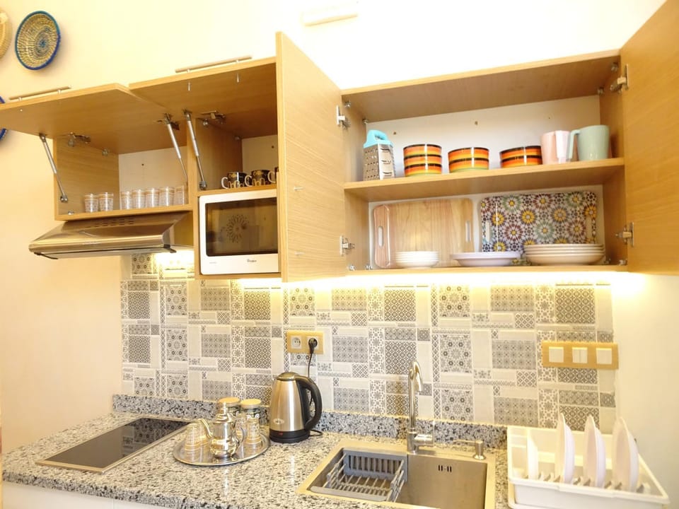 Coffee/tea facilities, Kitchen or kitchenette, minibar, stove