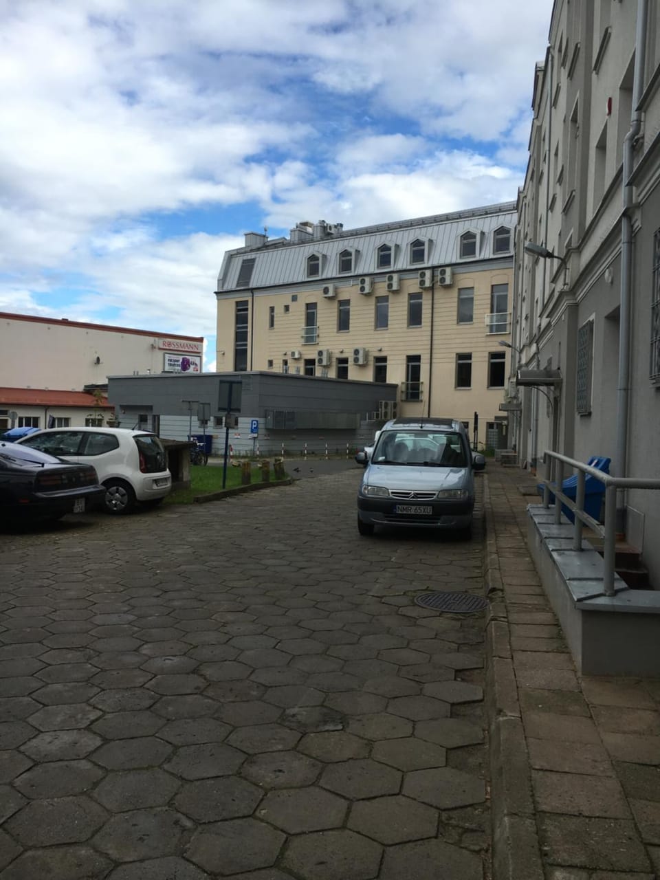 Property building, Facade/entrance, Neighbourhood, Floor plan, Street view, Area and facilities, Parking