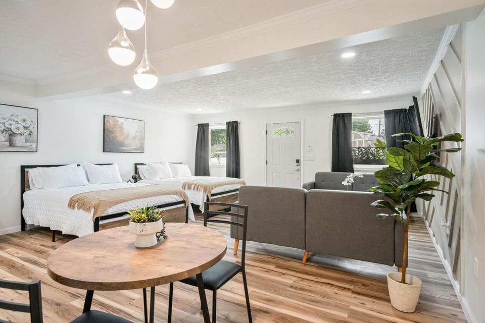 Cosmopolitan Studio A Fresh & Stylish Stay Apartment in Kokomo