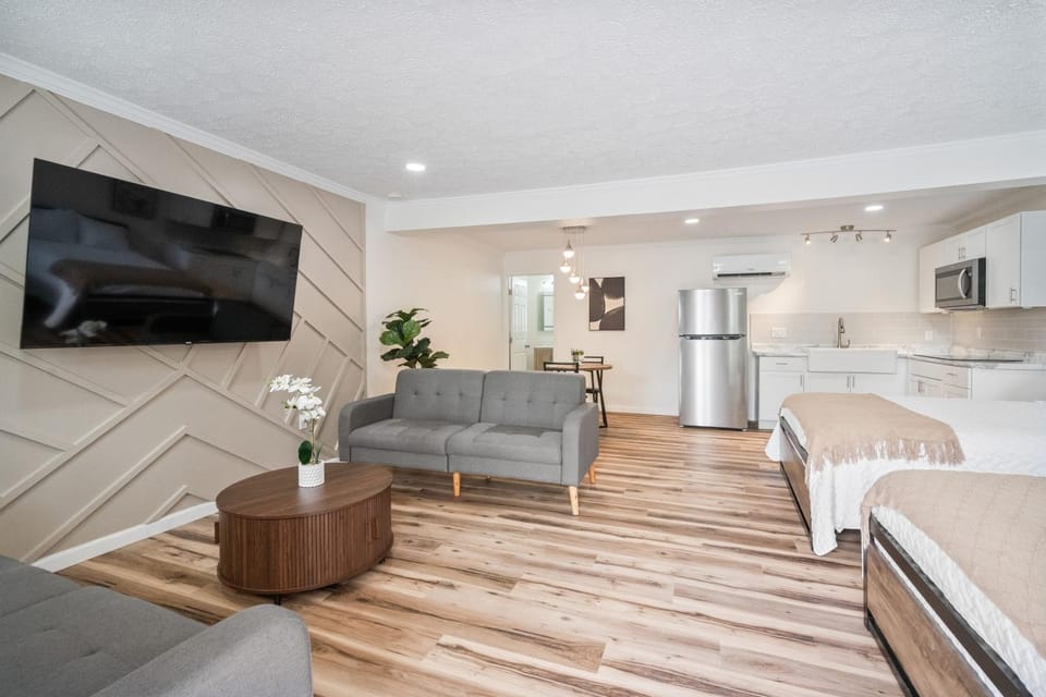 Cosmopolitan Studio A Fresh & Stylish Stay Apartment in Kokomo
