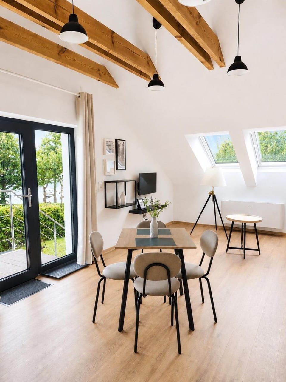 Property building, Communal lounge/ TV room, TV and multimedia, View (from property/room), Dining area, Evening entertainment, Lake view, air conditioner