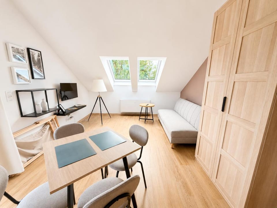 Communal lounge/ TV room, TV and multimedia, Living room, Photo of the whole room, Seating area, Dining area, Evening entertainment, wardrobe