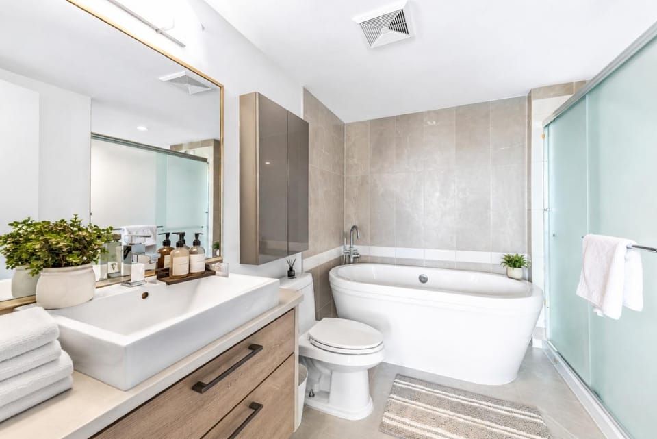 Elegant 2BR plus Den Near BC Place and SkyTrain Apartment in Vancouver