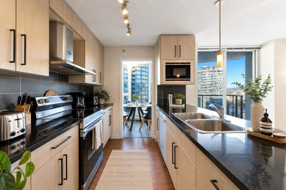 Elegant 2BR plus Den Near BC Place and SkyTrain Apartment in Vancouver