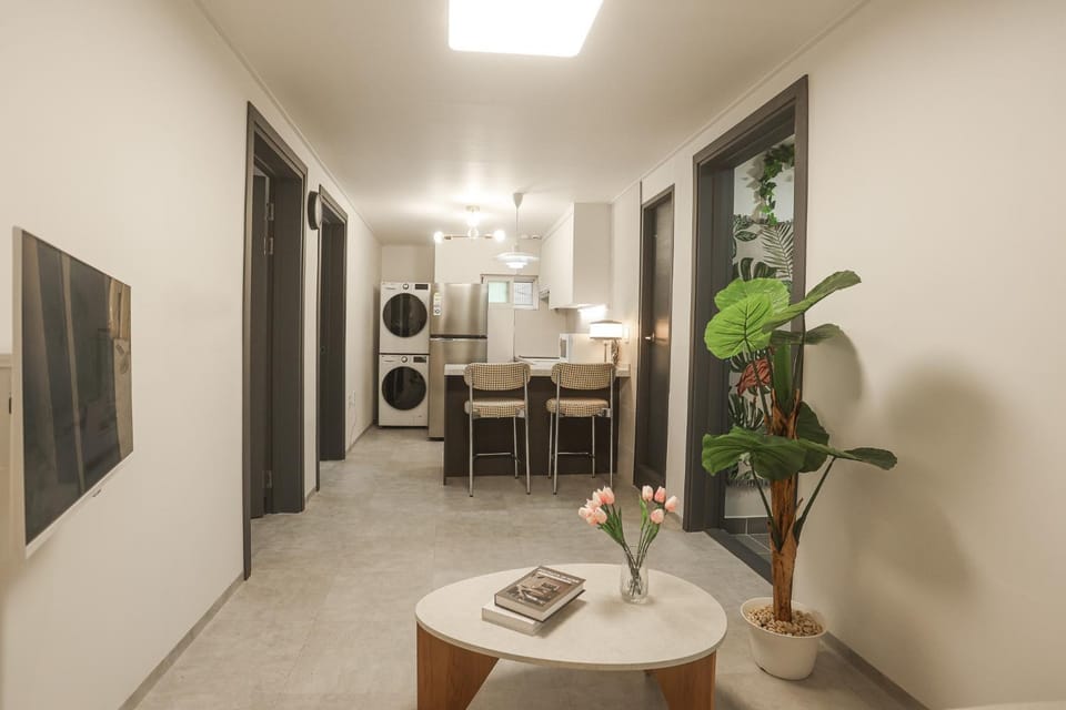 Kitchen or kitchenette, Dining area, washing machine