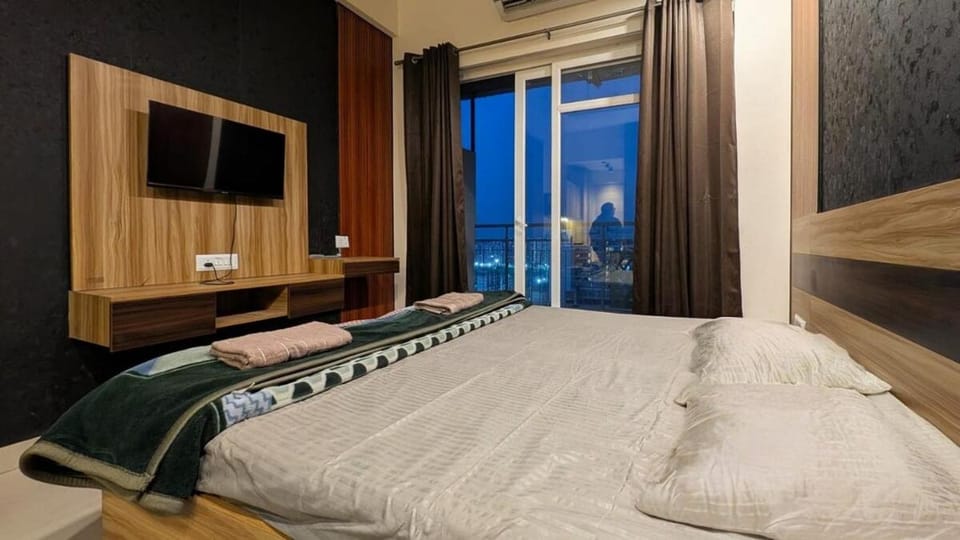 Bed, TV and multimedia, Photo of the whole room, Bedroom