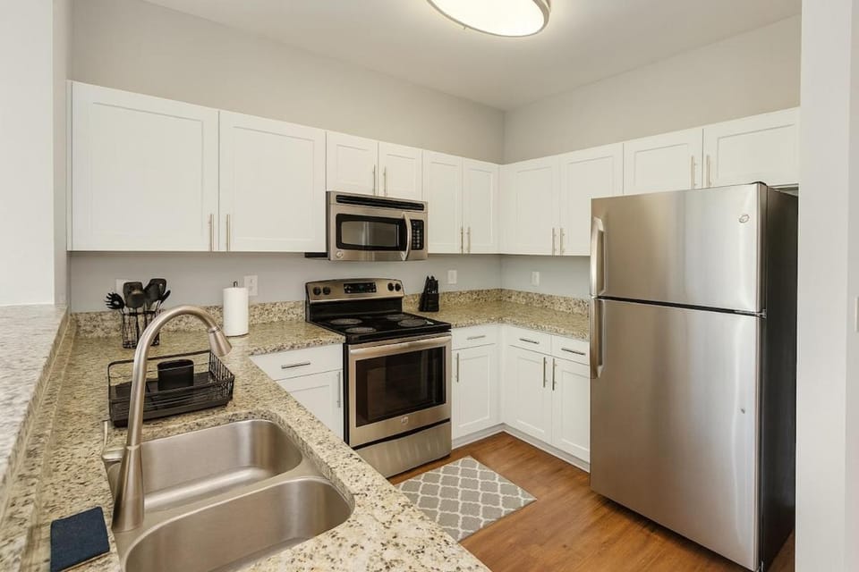 Chic Midtown Retreat - Steps to Shops, Eats, Fun Apartment in Atlanta