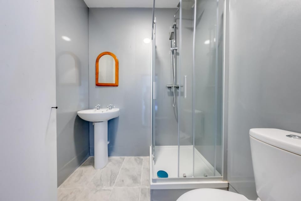 Modern Private Ensuite Room in Chatham Apartment in Rochester