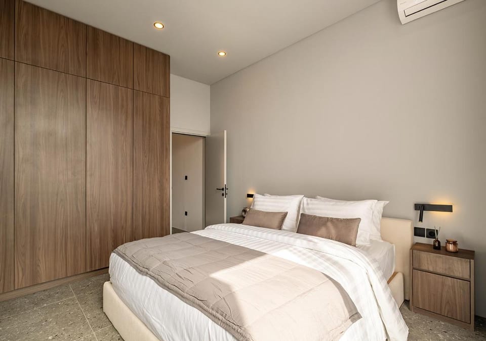 Bed, Photo of the whole room, Bedroom, wardrobe, air conditioner