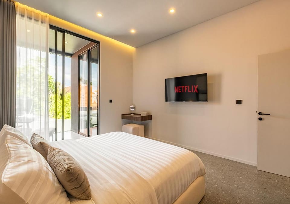 Bed, TV and multimedia, Photo of the whole room, Bedroom