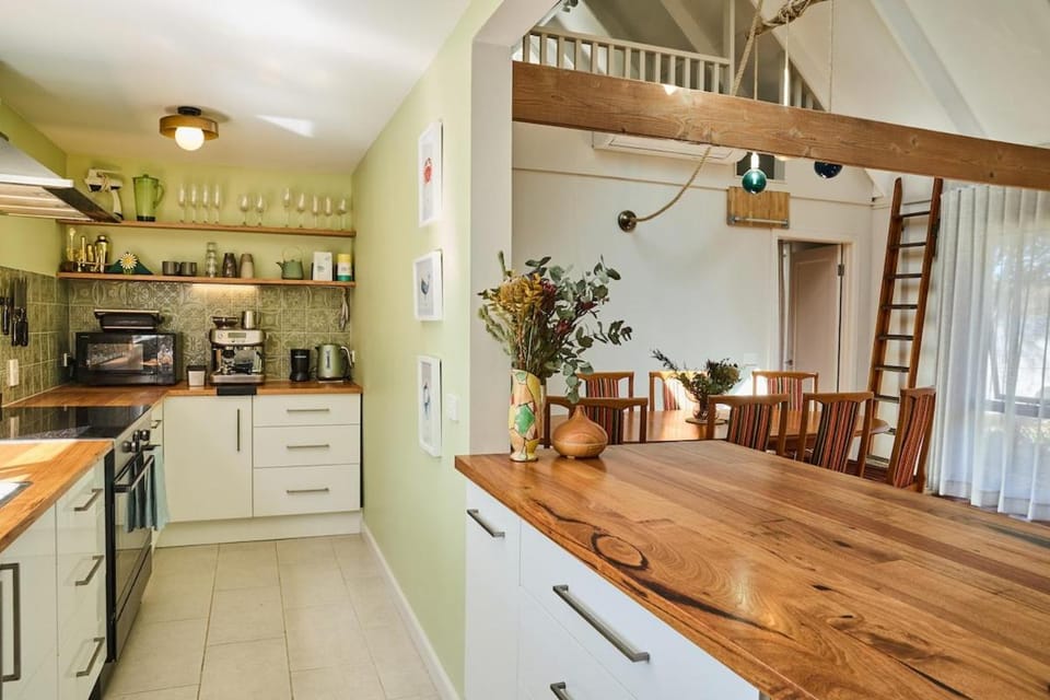 Coffee/tea facilities, Kitchen or kitchenette, Dining area, stove