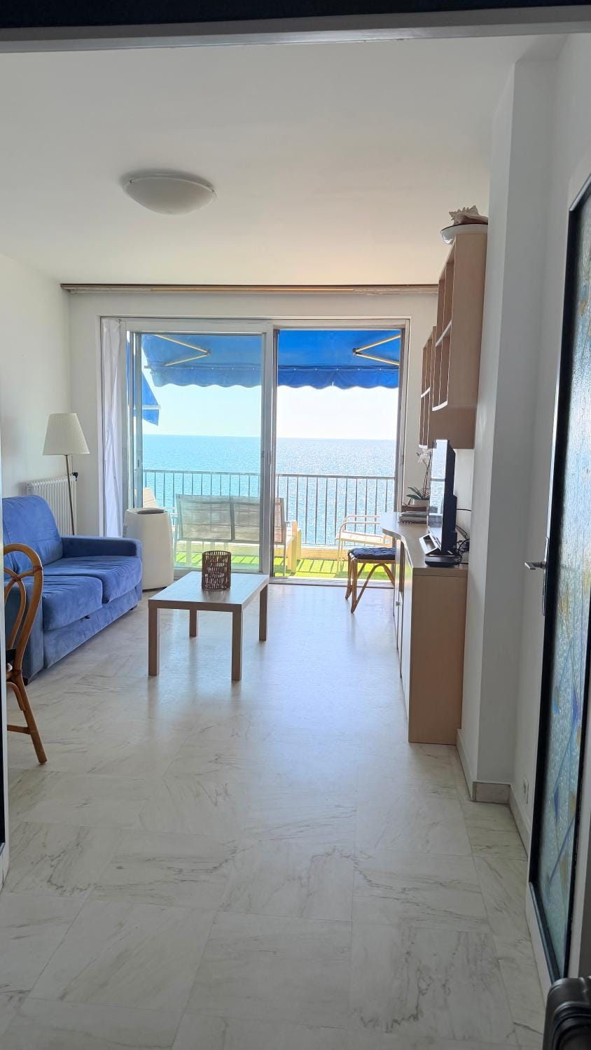 Sea view, Promenade des Anglais, 180 degree balcony, 4 people Apartment in Nice