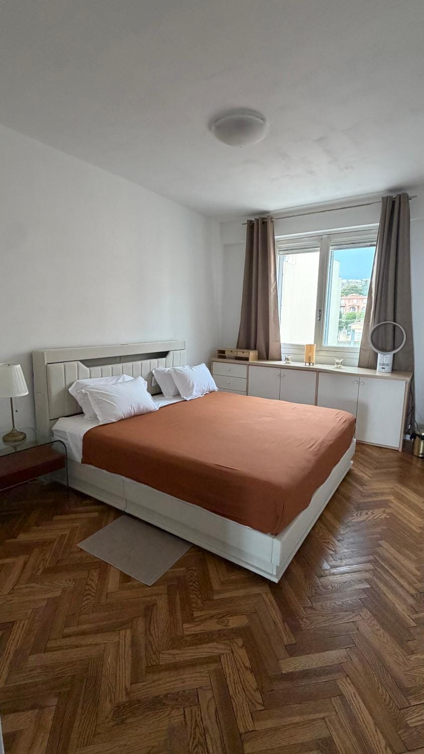 Sea view, Promenade des Anglais, 180 degree balcony, 4 people Apartment in Nice