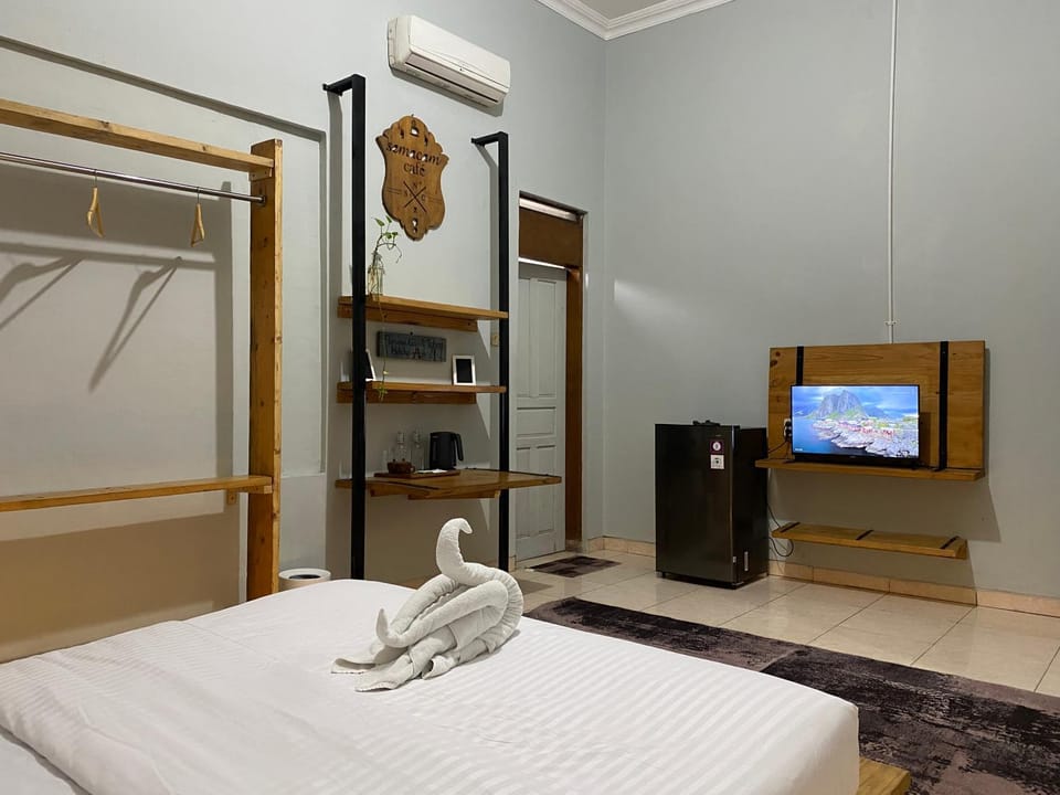 Communal lounge/ TV room, Bed, TV and multimedia, Photo of the whole room, Evening entertainment, Bedroom, towels, wardrobe, air conditioner