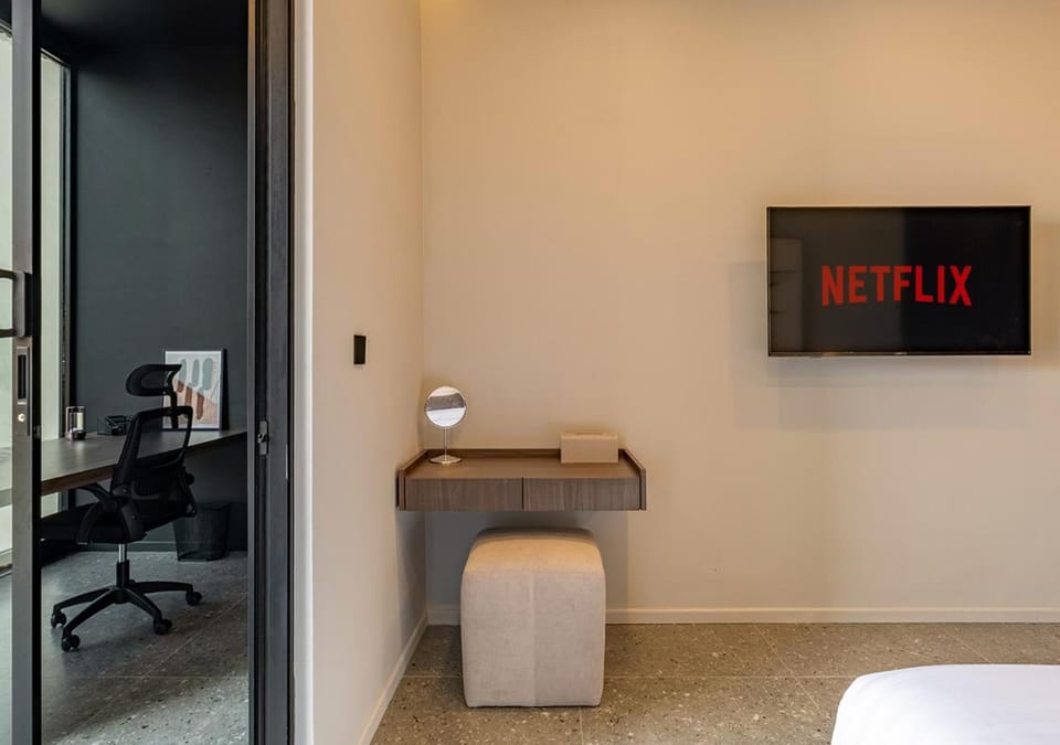 Bed, TV and multimedia, Seating area, Bedroom
