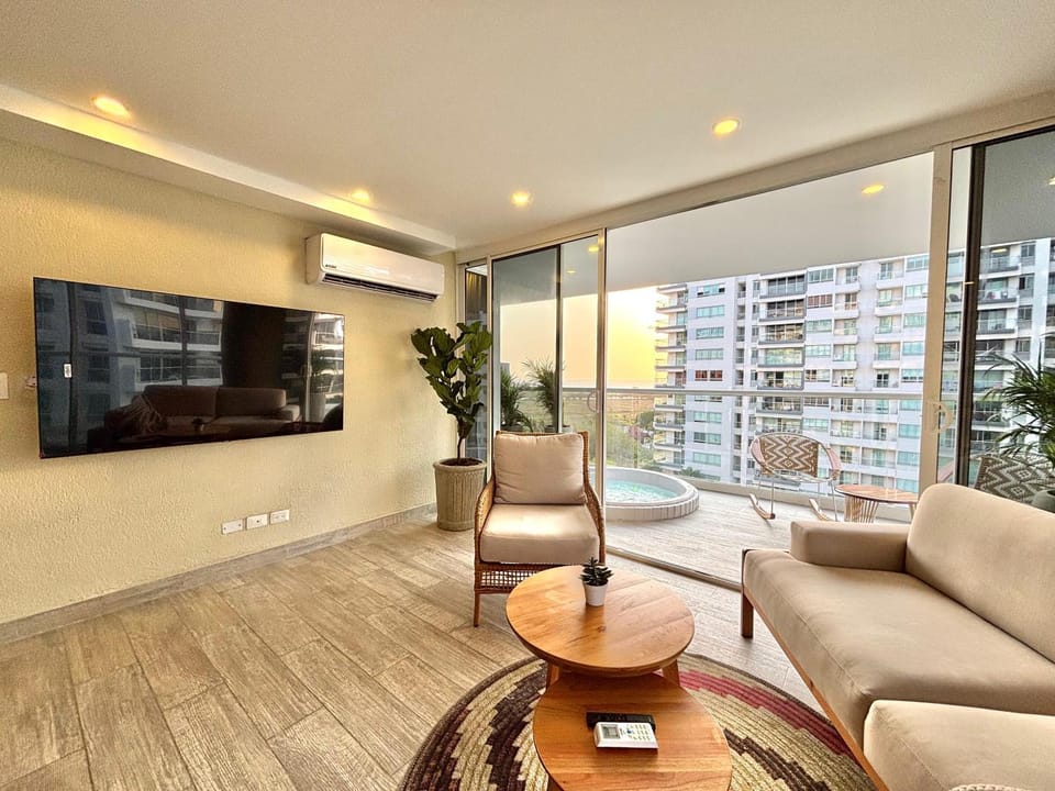 Caribbean Luxury 2BR 2Bth Gem with sea views, hot water and private jacuzzi on balcony Apartment in La Boquilla