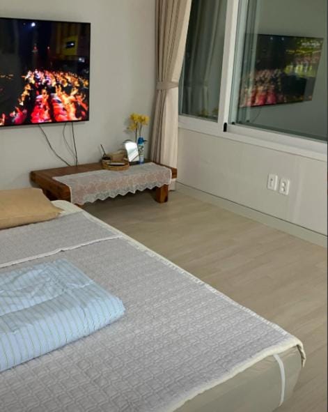 Bed, TV and multimedia, Bedroom