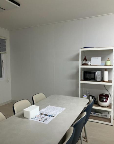 Kitchen or kitchenette, Seating area, Dining area