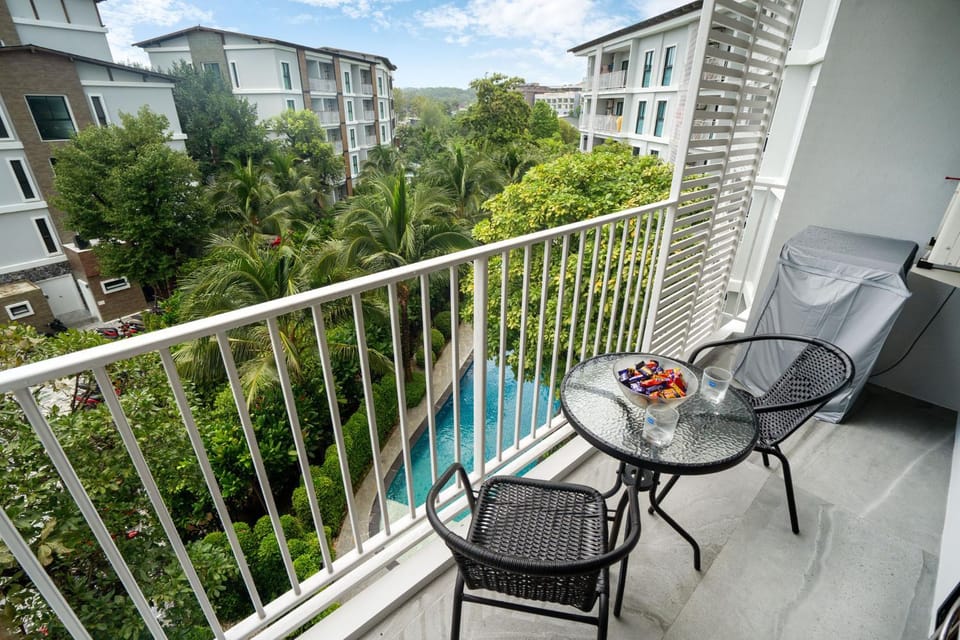 Property building, View (from property/room), Balcony/Terrace, Seating area, Pool view, Swimming pool