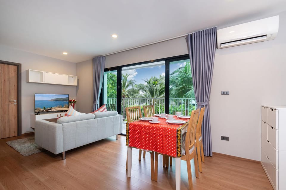 TV and multimedia, Living room, Seating area, Dining area, air conditioner