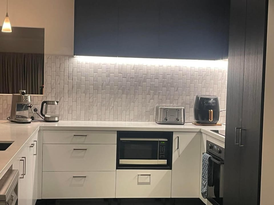 Coffee/tea facilities, Kitchen or kitchenette, oven, stove