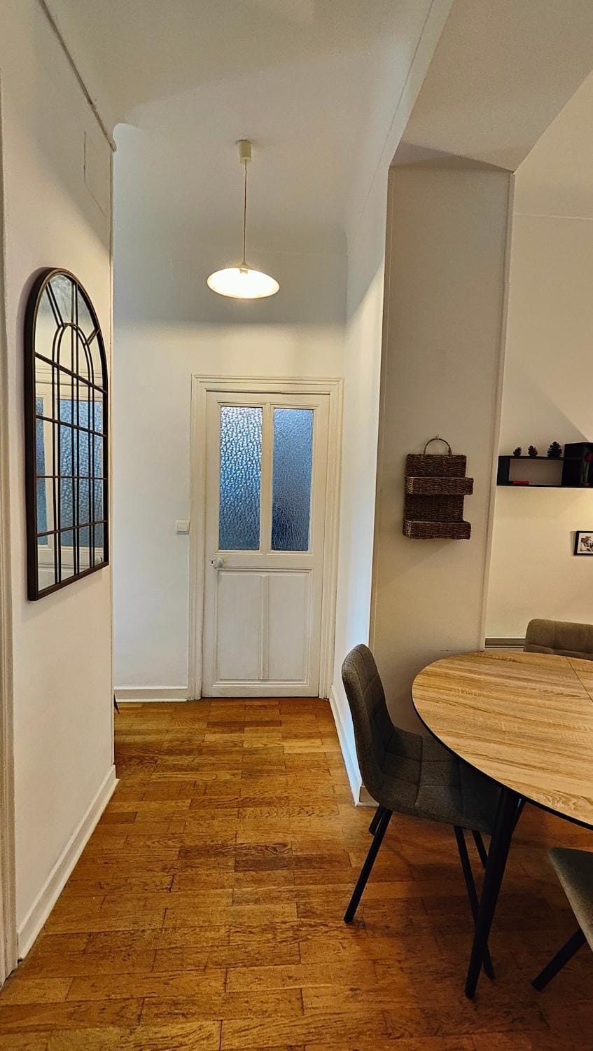 Authentic Nice Port Apartment - Walk Everywhere Apartment in Nice