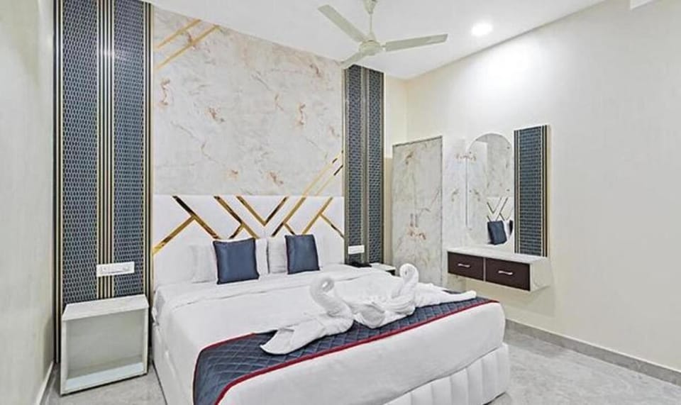 Bed, Bedroom, towels