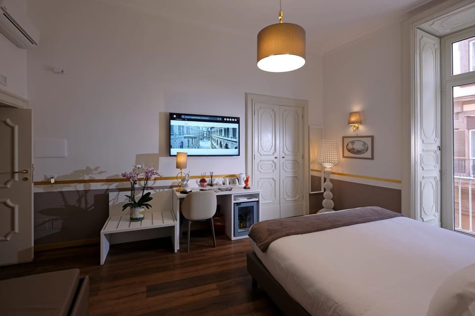 Bed, TV and multimedia, Photo of the whole room, Bedroom