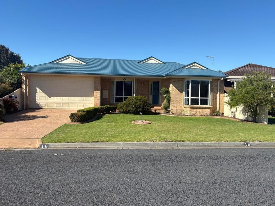 Salt Line Town Central House in Lakes Entrance