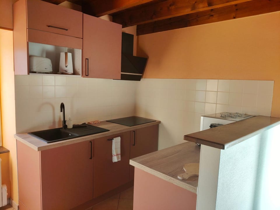 Coffee/tea facilities, Kitchen or kitchenette, microwave, stove, toaster