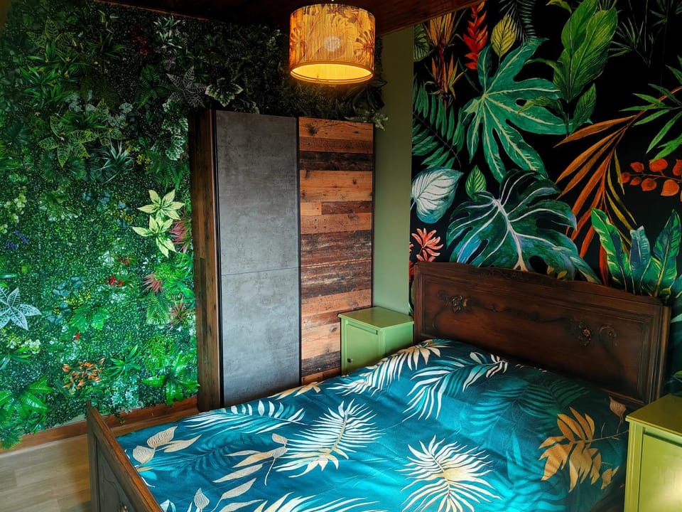 Bed, Photo of the whole room, Decorative detail, Bedroom, wardrobe