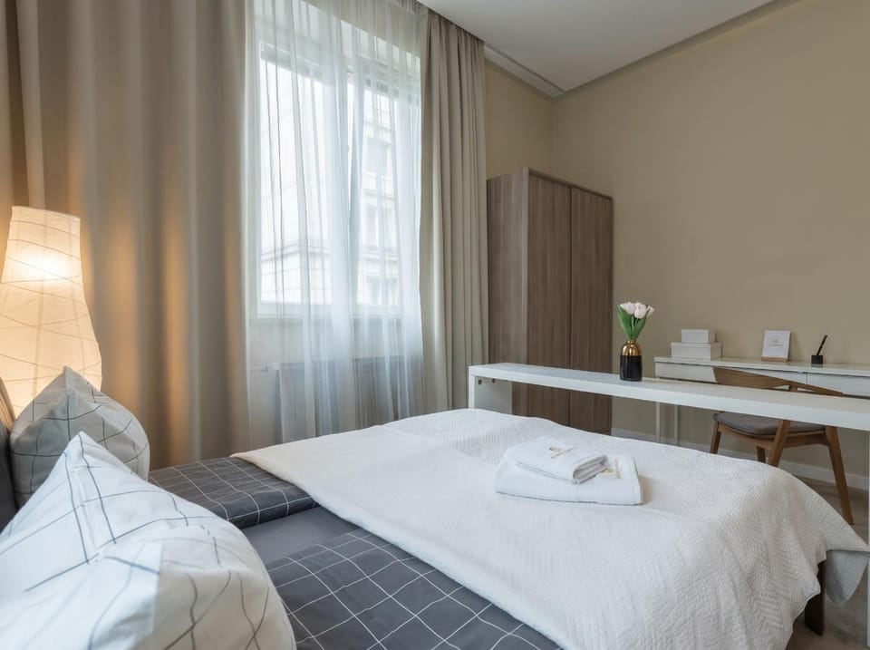 Bed, Photo of the whole room, Bedroom, towels