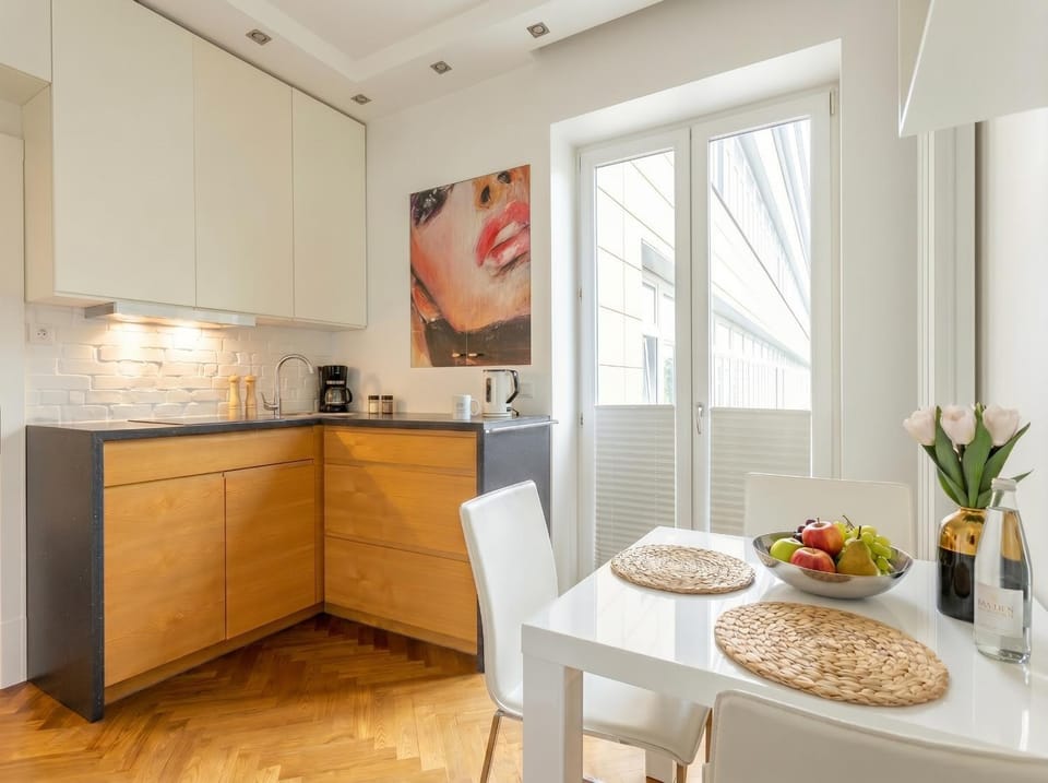 Coffee/tea facilities, Kitchen or kitchenette, Food and drinks, Dining area, Food, minibar, stove