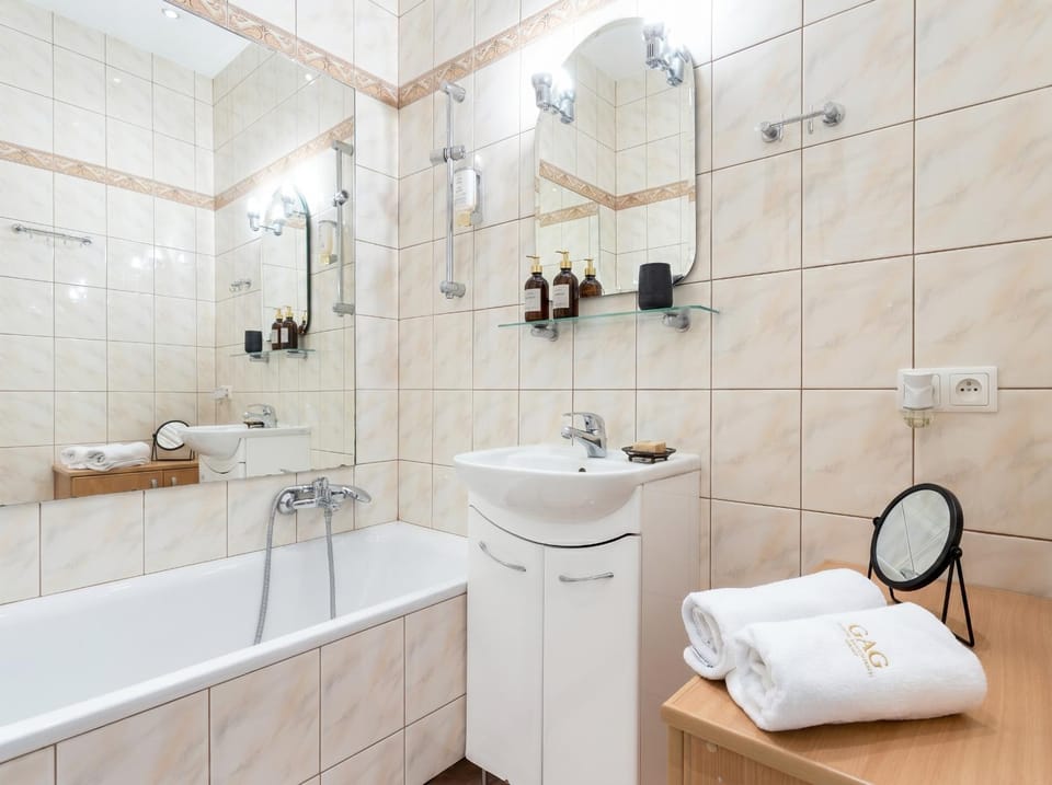 Shower, Toilet, Bathroom, Bath, towels