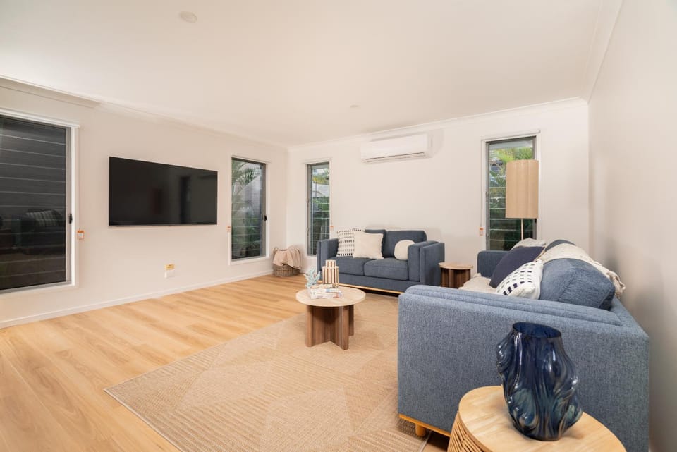 TV and multimedia, Living room, Seating area, Evening entertainment, air conditioner