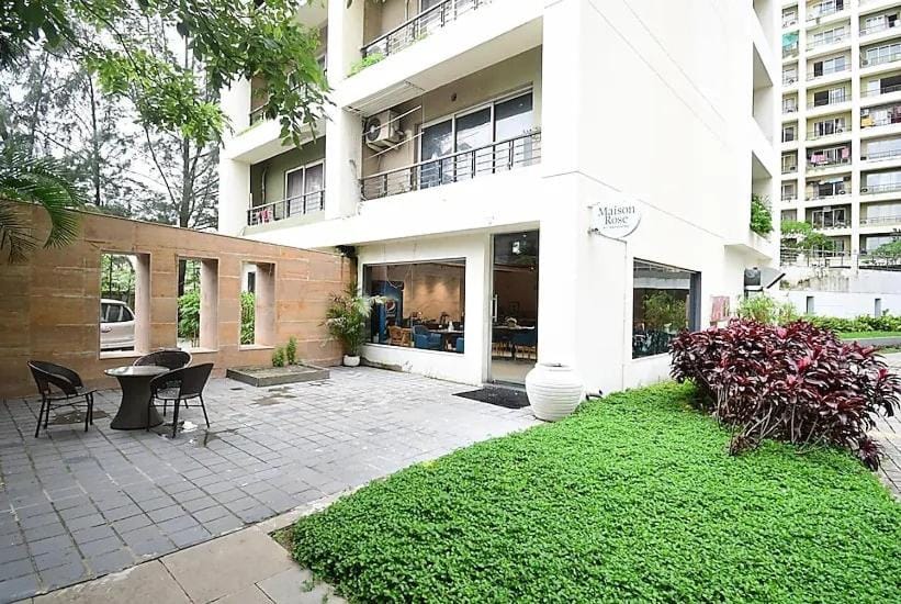 CiTYSCAPE STUDiO Rooftop Pool Near CC2 Airport Apartment in Kolkata
