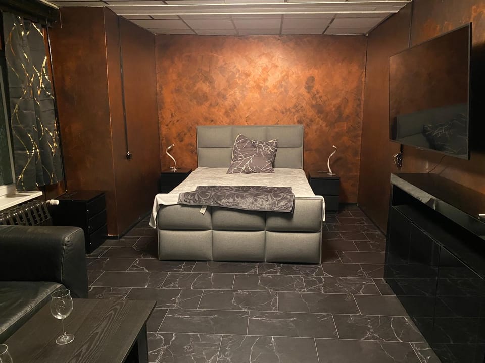 TV and multimedia, Seating area, Bedroom