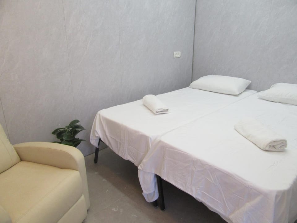 Bedroom, towels