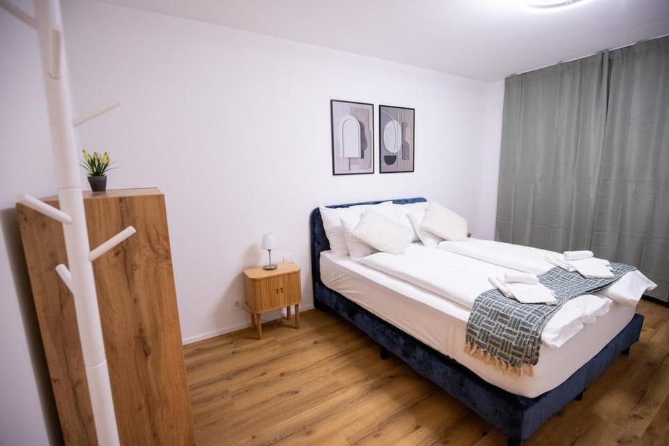 Bed, Bedroom, towels