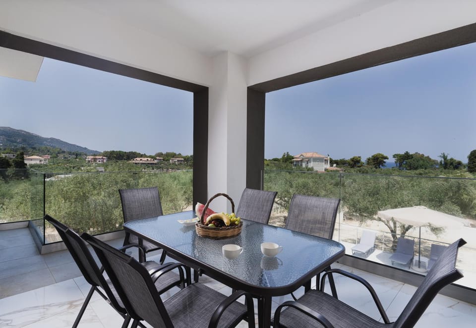 Spring, Day, Natural landscape, View (from property/room), Balcony/Terrace, Balcony/Terrace, Seating area, Dining area, Mountain view