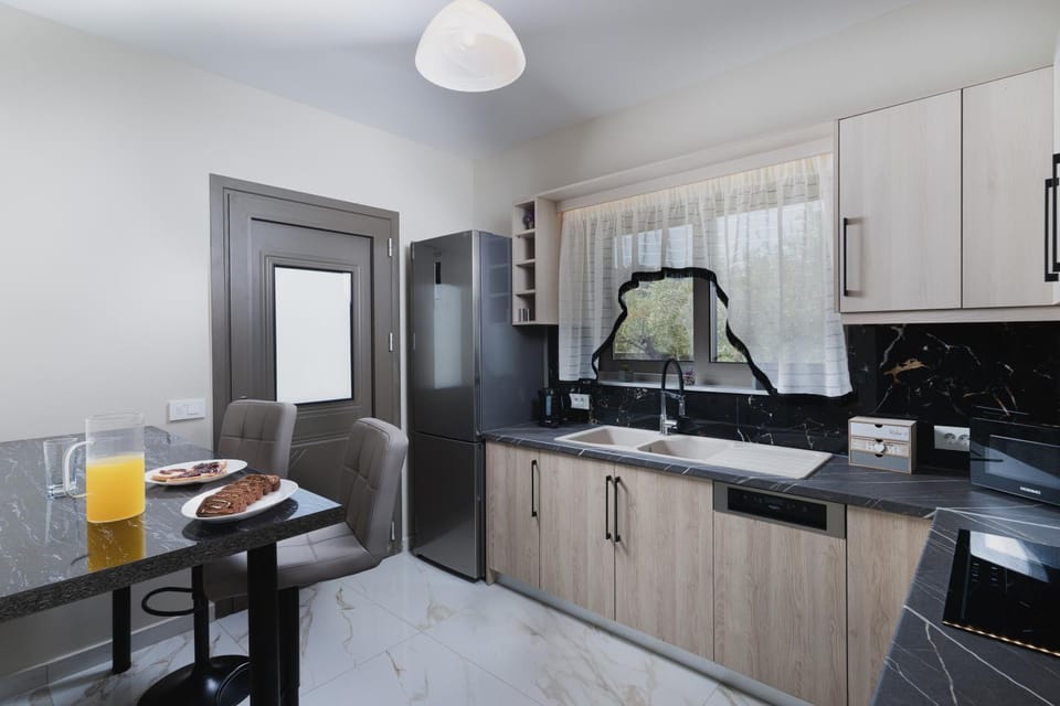Kitchen or kitchenette, Dining area, stove