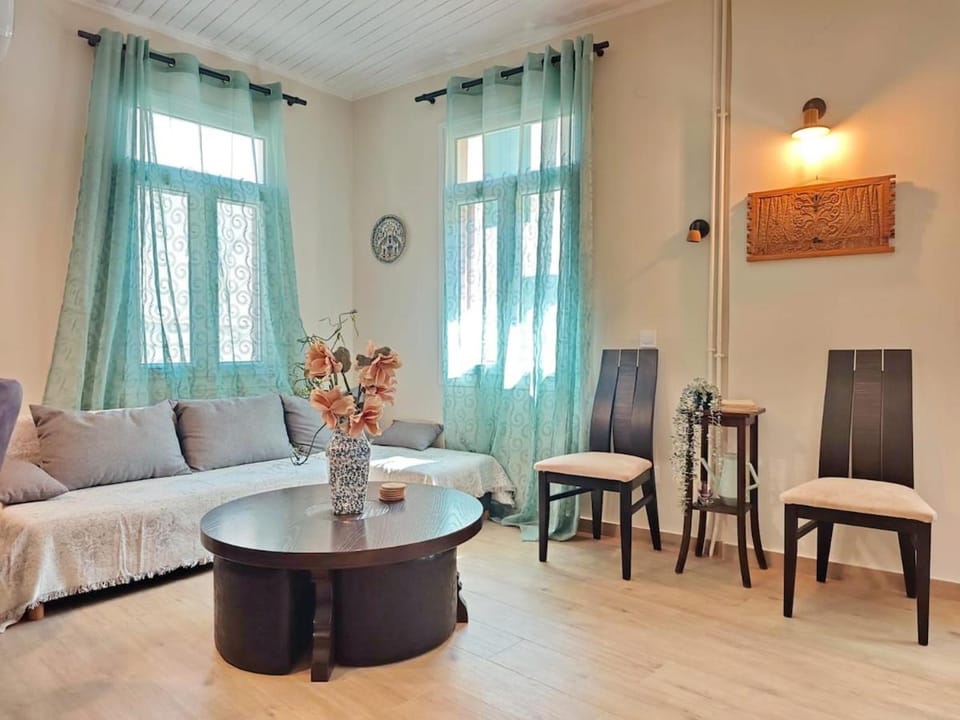TV and multimedia, Living room, Photo of the whole room, Seating area, Dining area, air conditioner