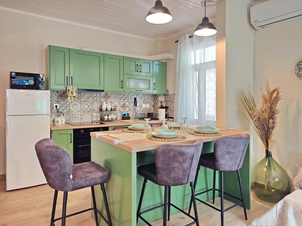 Coffee/tea facilities, Kitchen or kitchenette, Living room, Seating area, Dining area, minibar, oven, stove, toaster