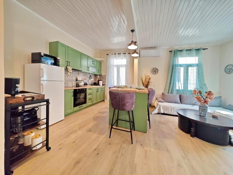 People, Kitchen or kitchenette, Living room, Seating area, Dining area, group of guests, minibar, oven, stove
