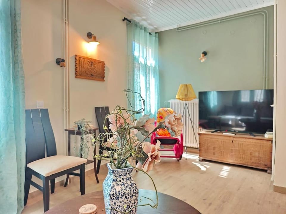 Communal lounge/ TV room, TV and multimedia, Living room, Seating area, Evening entertainment